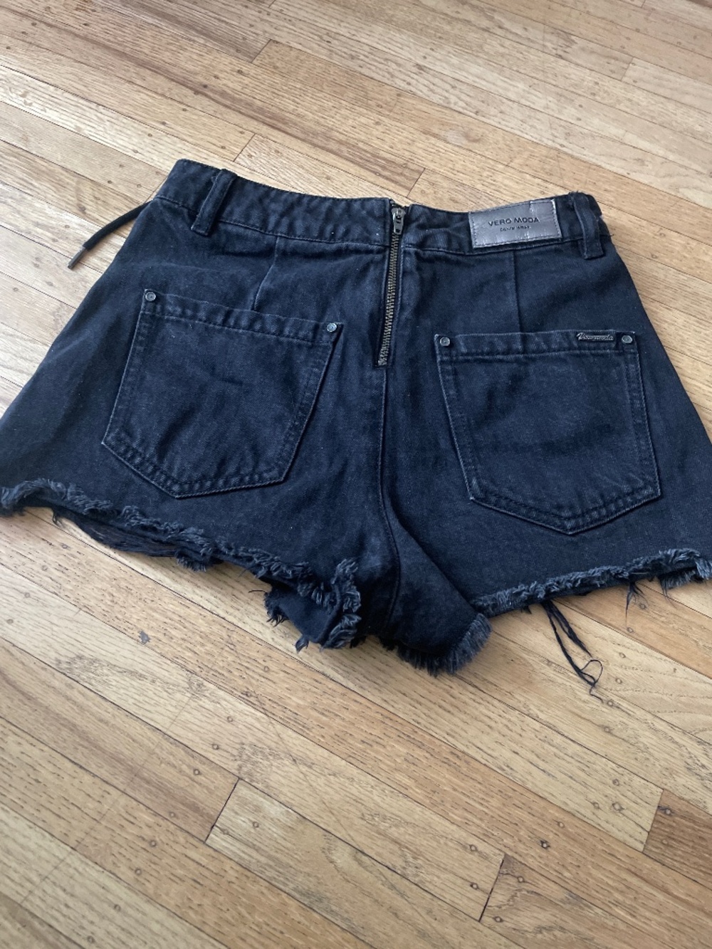 Short shorts - Picture 4 of 11